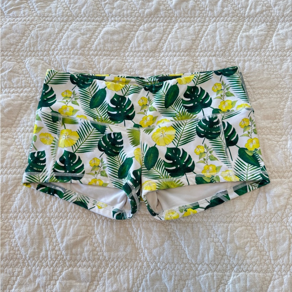 Fleo green tropical print shorts. Size medium.